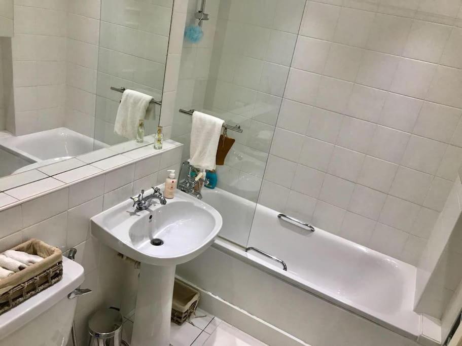 Apartament Stunning 2 Bed/2Bath Flat In Heart Of Kensington Londyn Zewnętrze zdjęcie