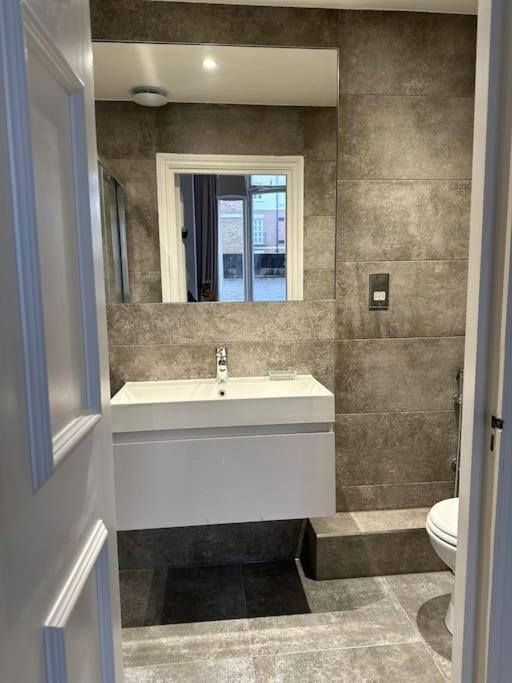 Apartament Stunning 2 Bed/2Bath Flat In Heart Of Kensington Londyn Zewnętrze zdjęcie