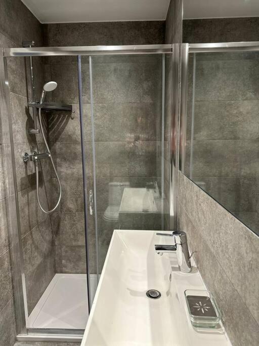 Apartament Stunning 2 Bed/2Bath Flat In Heart Of Kensington Londyn Zewnętrze zdjęcie